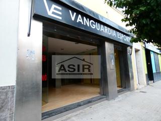 Local Comercial a Carcaixent. Local amplio con 8 metros de fachada y con gran escaparate