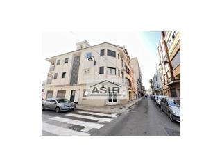 Alquiler Local Comercial  N/a. Excelente local chaflán con amplios escaparates a dos calles y c