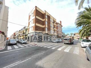 Lloguer Local Comercial a Algemesí. Excelente local con amplios escaparates a dos calles y con mucho