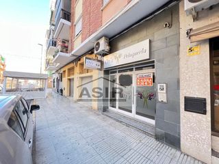 Lloguer Local Comercial  Calle pere morell. Se trata de un local completamente reformado y como nuevo. el lo