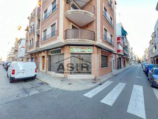 Lloguer Local Comercial a Sants Patrons. Se trata de un local chaflán completamente reformado y como nuev