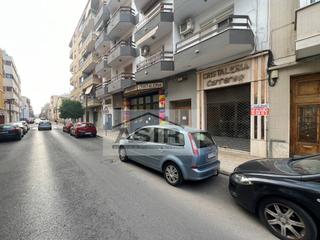 Lloguer Local Comercial  N/a. Excelente local muy amplio con altillo y con mucho paso de gente