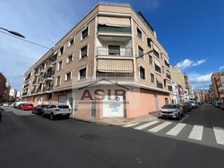 Lloguer Local Comercial a Alquenència - Venècia. Excelente local chaflán preparado para entrar ya