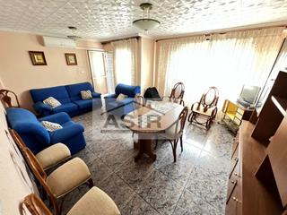 Pis a Pere Crespí. Piso chaflán que da a dos calles con balcón y con una superficie