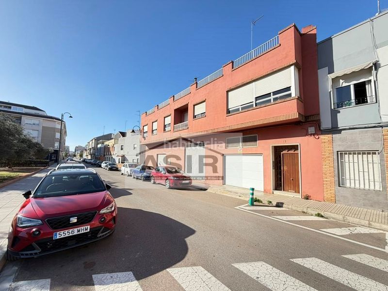 Foto 23fba45a-7ed9-4aae-92df-dd97f9fc425c. Casa amb aparcament a Pere Crespí Alzira