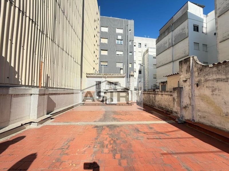 Foto d5a4ef6b-7461-4853-9605-fb068b3e8ea8. Edificio  venta en Centre Alzira
