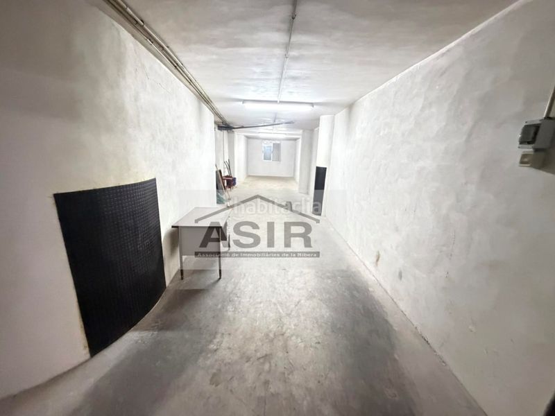 Foto ce4bbd05-78bc-4f89-a938-38d73baf31ef. Aparcament cotxe a Centre Alzira