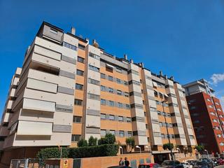 Attique en Travesa fuente cisneros 48. Edificio  dplex en urbanizacin fuente cisneros