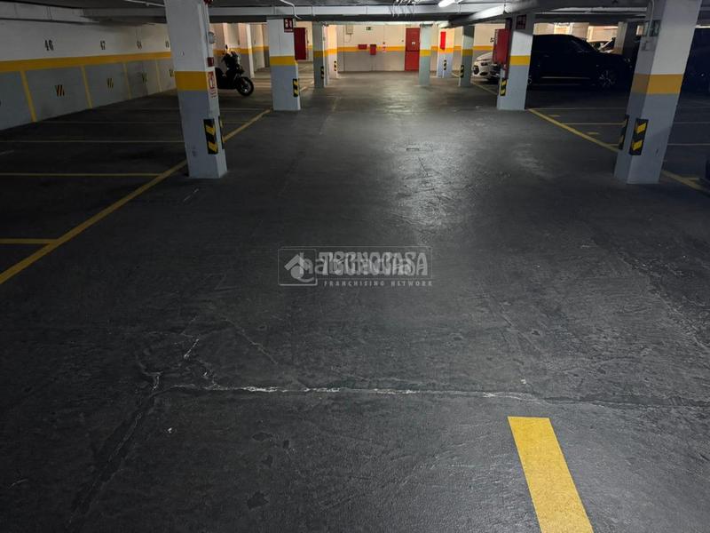 Foto 861f74c2-4521-4e5a-800c-48869cdde747. Parking coche boxplaza de garaje en venta en Los Rosales Madrid