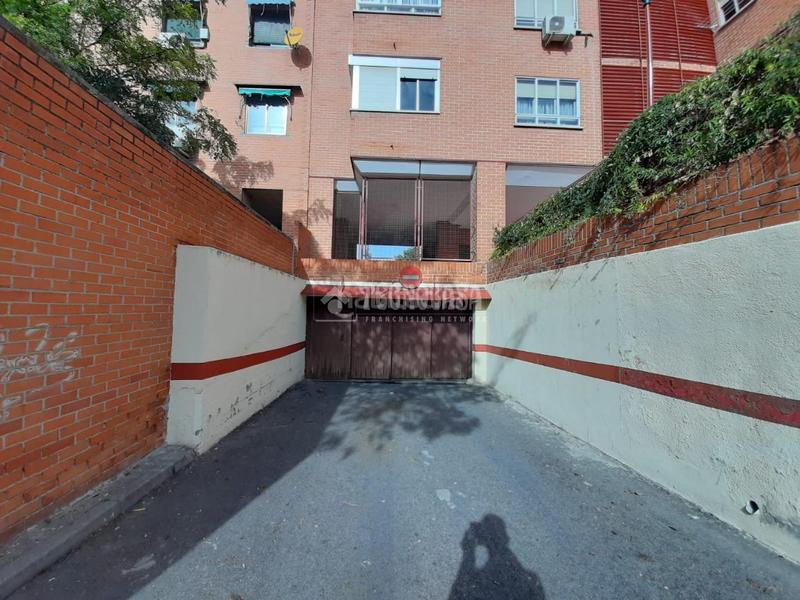 Foto e3019fbd-0e6f-4714-b4b7-fb8c62805f66. Parking coche boxplaza de garaje en venta en Los Rosales Madrid