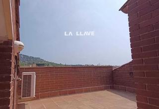 Àtic a El Molí-El Rieral. Atico duplex impecable con 3 hab y 2 baños y terraza de 28 m2 en