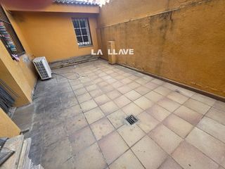 Local Comercial  Montseny. Gran local comercial o estudio de 149m2 con patio en el centro d