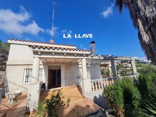 Casa a Santa Susanna. Fantstica casa con vistas al mar y terreno de 710m2 en santa su