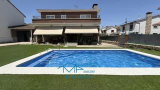 Casa a Tiemblo (El). Bonito chalet con piscina en el tiemblo