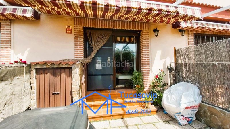 Foto 16336088-8bd1-4221-8ca8-12c946e5e9a9. Casa adossada amb aparcament piscina a Adrada (La)