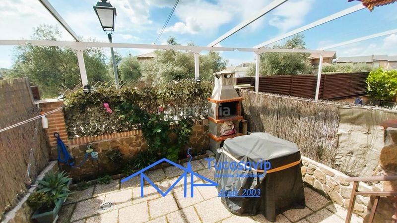 Foto fa8faf06-64c3-436d-befd-1d0aa644403e. Casa adossada amb aparcament piscina a Adrada (La)