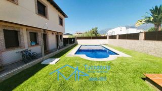 Casa aparellada a Adrada (La). Chalet pareado en la adrada