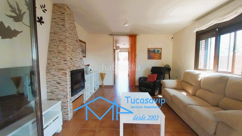 Foto 4064eed8-1908-4356-8311-e39ddfef158c. Casa aparellada amb aparcament piscina a Adrada (La)