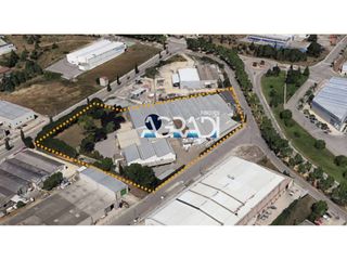 Rent Industrial building in Calle can clapers 2. Alquiler de nave industrial en sentmenat con patio!!!