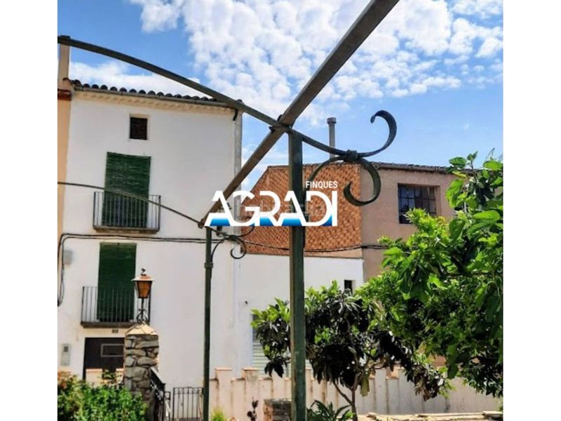 Foto a314af31-2595-4556-9f20-4f1f9753af19. Casa amb aparcament a Ginestar