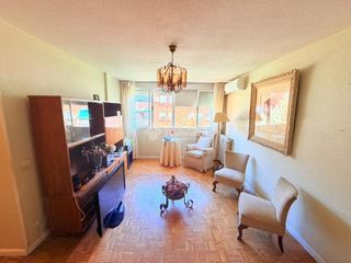 Etagenwohnung in Vinateros. Piso en venta en madrid