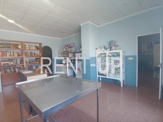Local Comercial a Canals. Destinado actualmente a clínica veterinaria