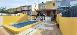 Semi detached house in Novetlè. Con dos patios con piscina y zona barbacoa