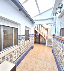 Casa en Xtiva. Con patio cubierto y terraza en muy buen estado