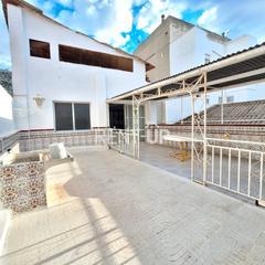 Pis a Xàtiva. Gran piso con patio muy luminoso con gran potencial para inverso