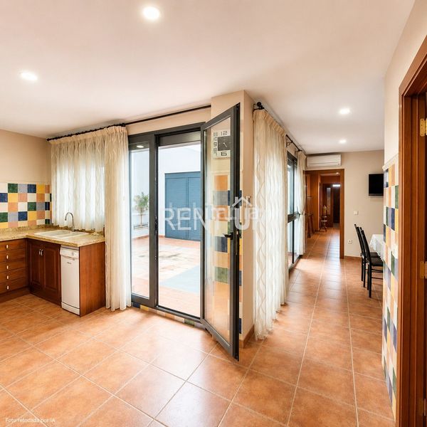Foto abda82b1-31d4-455a-9a08-bff4091f022f. Casa adossada amb xemeneia aparcament piscina a Novetlè