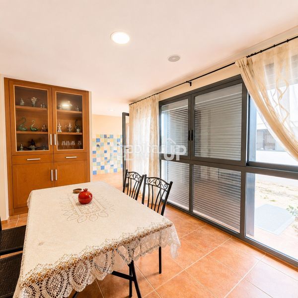 Foto bb8e3a78-4632-4cd0-84d0-9c4b4780cb20. Casa adossada amb xemeneia aparcament piscina a Novetlè