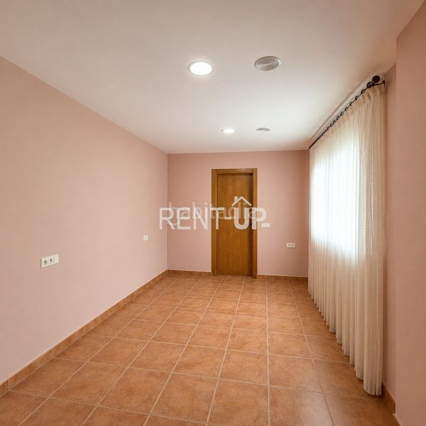 Foto c7f4b355-9ffd-4927-8856-f649253cf9f0. Casa adossada amb xemeneia aparcament piscina a Novetlè