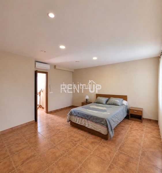 Foto e30b6bba-69a1-47cf-89d8-c81330e130d2. Casa adossada amb xemeneia aparcament piscina a Novetlè