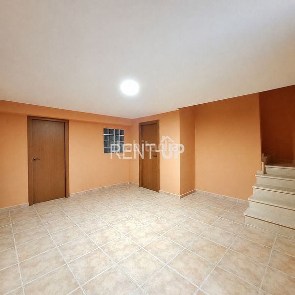 Foto f576cc5d-c012-47c3-a00e-6231f58a01bf. Casa adossada amb xemeneia aparcament piscina a Novetlè