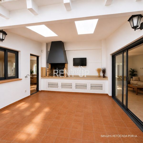 Foto f9ea4dd1-6cfb-4a9d-ad1b-398f7db4fa2a. Casa adossada amb xemeneia aparcament piscina a Novetlè