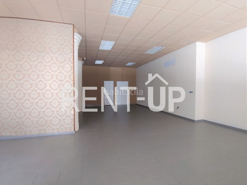 Foto a9cec9f5-6ac8-4a06-b257-bddd707646e2. Alquiler local comercial grande centrico, con gran escaparate en Xàtiva