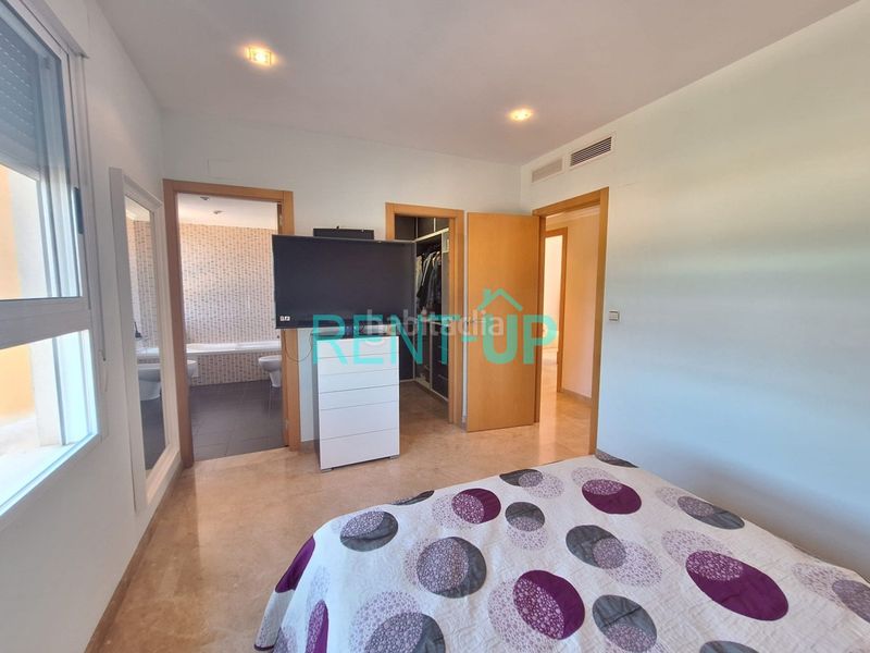 Foto b1bd443a-aede-41e6-9f42-7b8134fede5c. Casa adossada amb aparcament a Novetlè