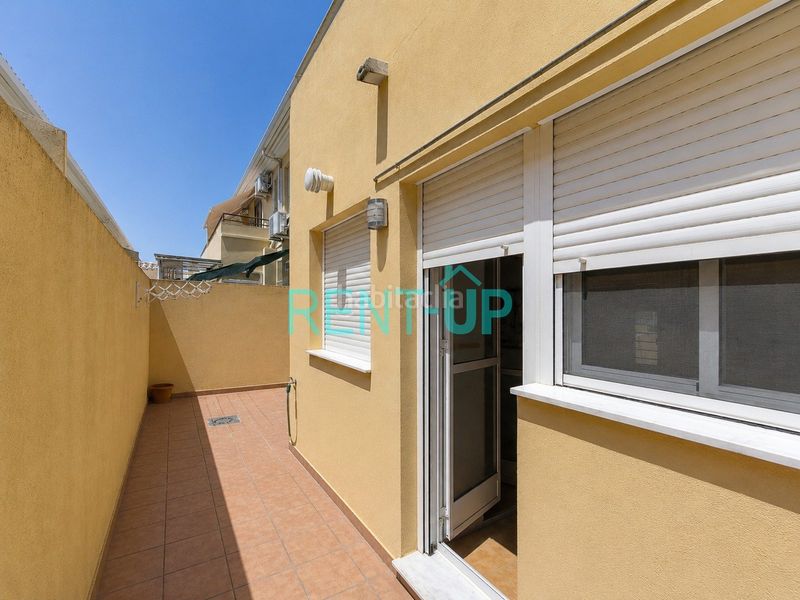 Foto f6a95ac5-7a5b-4c60-9a6c-ead35e148302. Casa adossada amb aparcament a Novetlè