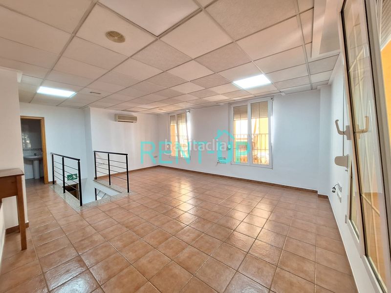 Foto a9c6bc8d-6324-4351-8471-72857a7af95f. Alquiler local comercial exclusivo local comercial en una de las mejores ubicaciones con tres escaparates en Xàtiva