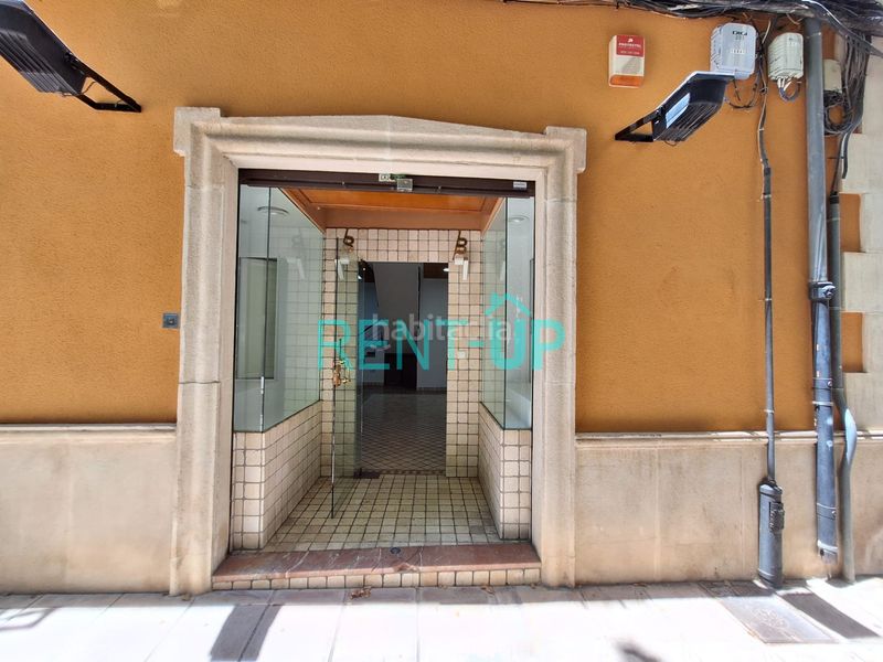 Foto f5783e4f-eda6-4583-8a41-87737a7ceccb. Alquiler local comercial exclusivo local comercial en una de las mejores ubicaciones con tres escaparates en Xàtiva