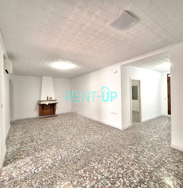 Foto ee4c81e0-1cf7-406b-86a7-e8672353035e. Casa amb xemeneia a Rotglá y Corberá