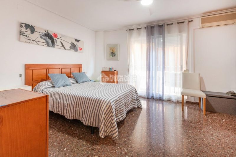 Foto 0dd44088-9a39-4623-85df-22197d654300. Casa amb aparcament a Torrefiel Valencia