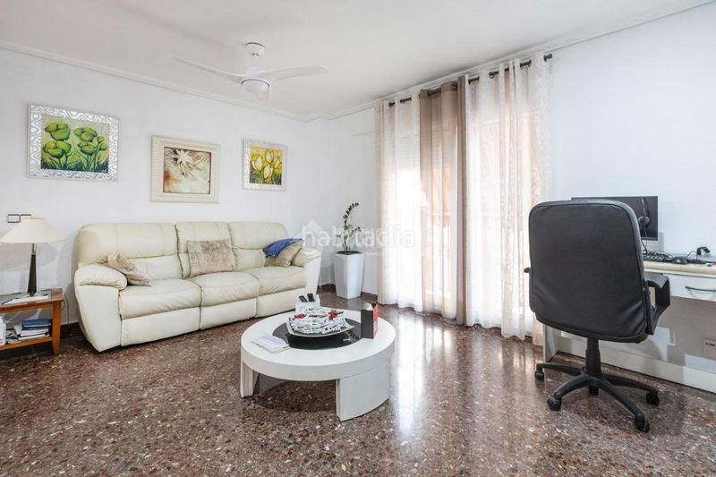 Foto 1ce5002f-5724-4900-b9c2-517d3d8d7eec. Casa amb aparcament a Torrefiel Valencia