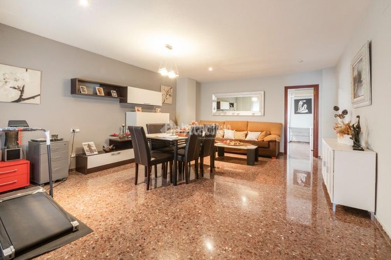 Foto 26bf3c41-9905-41ae-addf-d6e8b8cafedb. Casa amb aparcament a Torrefiel Valencia