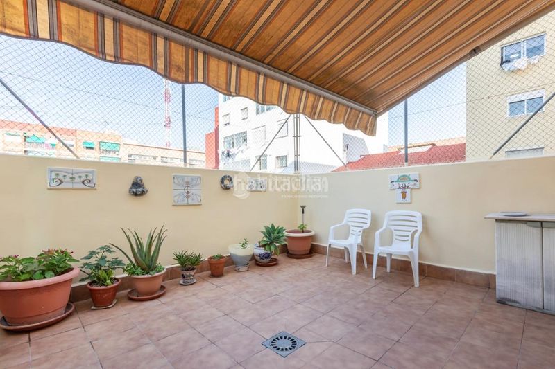 Foto 3ba9abf3-a500-43bf-ac9a-08f2b9865111. Casa amb aparcament a Torrefiel Valencia