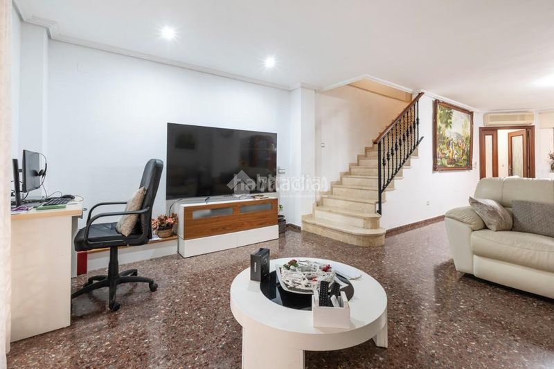 Foto 4a8241cf-f97b-46e1-b07f-b69fefa806ad. Casa amb aparcament a Torrefiel Valencia