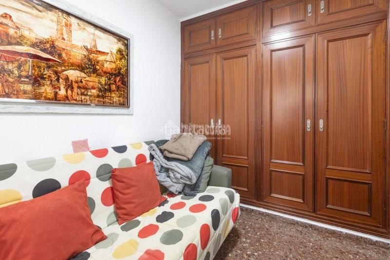 Foto 75cf9678-1b8a-4d3f-936b-5040a454d872. Casa amb aparcament a Torrefiel Valencia