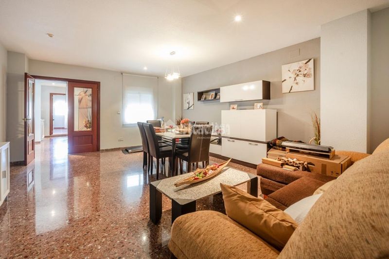 Foto 9fa14e74-ce3d-4b4c-8d6b-c71a47f0ea0f. Casa amb aparcament a Torrefiel Valencia