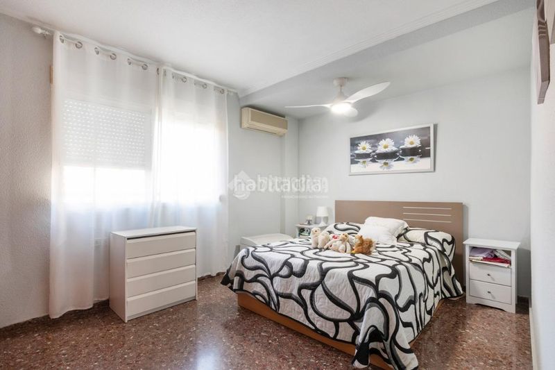 Foto c5529b65-c807-4c5d-aedf-3cf029d30b3a. Casa amb aparcament a Torrefiel Valencia