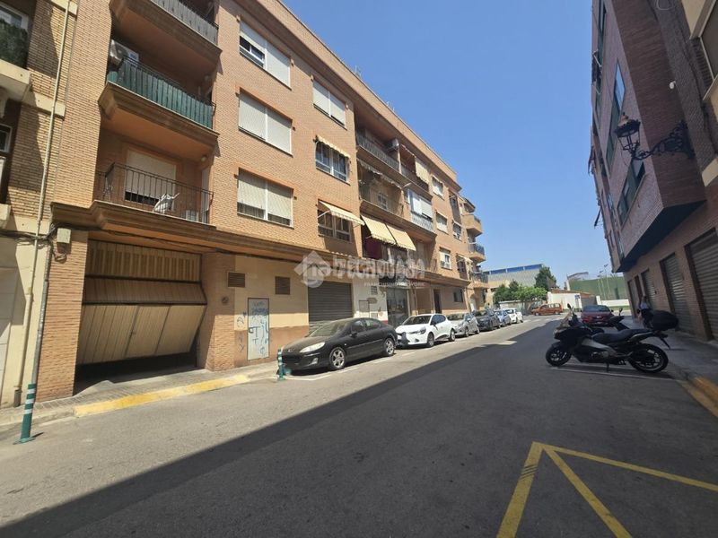 Foto f3588828-b758-41bc-9131-8e54de9e9907. Aparcament cotxe a Tavernes Blanques